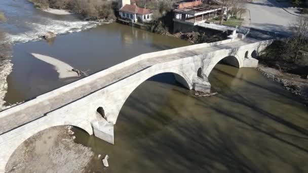 カディンの空中写真 ブルガリア共和国キュステンディル州ネヴェスティーノのストルマ川にかかる15世紀の石造りのアーチ橋 — ストック動画
