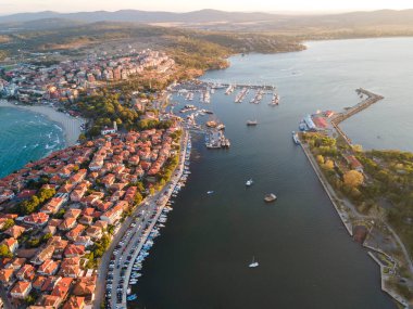 Bulgaristan 'ın Burgaz Bölgesi' nin eski Sozopol kentinin hava gün batımı manzarası
