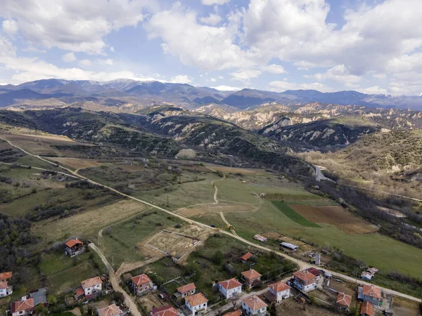 ブルガリア ブラゴエヴグラード州メルニクの町の近くにあるLozenitsa村とつるのプランテーションの空中ビュー — ストック写真