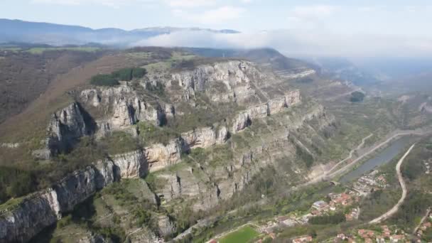 イスカル川渓谷 バルカン山脈 ブルガリアのラカトニク岩の空中ビュー — ストック動画