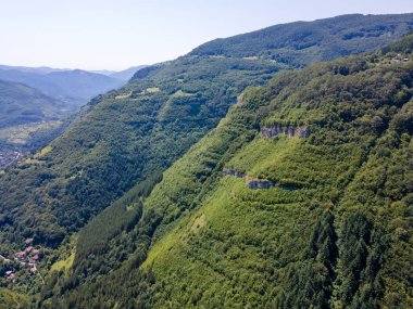 Bulgaristan 'ın Zasele kasabası yakınlarındaki Balkan Dağları, Iskar Nehri Boğazı' nın hava manzarası