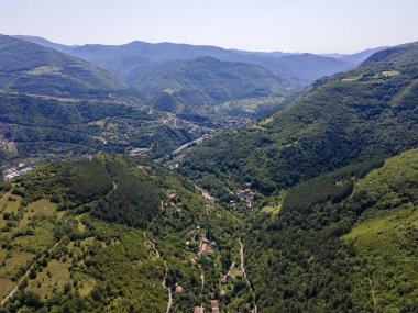 Bulgaristan 'ın Zasele kasabası yakınlarındaki Balkan Dağları, Iskar Nehri Boğazı' nın hava manzarası
