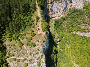 Bulgaristan 'ın Zasele kasabası yakınlarındaki Balkan Dağları, Iskar Nehri Boğazı' nın hava manzarası