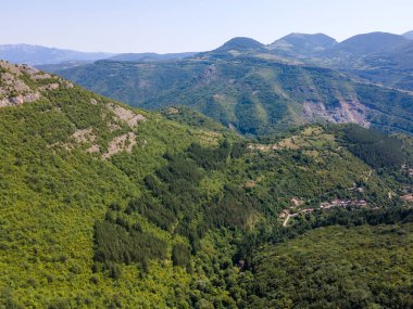 Bulgaristan 'ın Zasele kasabası yakınlarındaki Balkan Dağları, Iskar Nehri Boğazı' nın hava manzarası