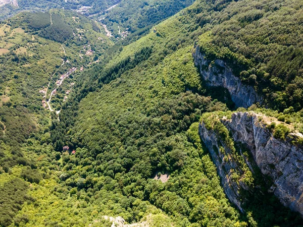 Vista Aérea Desfiladeiro Rio Iskar Montanhas Balcânicas Perto Aldeia Zasele — Fotografia de Stock