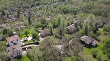 Bulgaristan 'ın Gabrovo bölgesinin Bozhentsi köyünün Aerial Spring manzarası