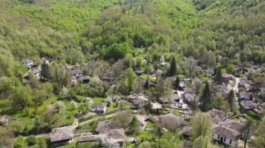 Bulgaristan 'ın Gabrovo bölgesinin Bozhentsi köyünün Aerial Spring manzarası