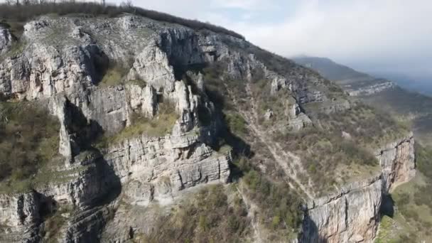 イスカル川と渓谷 バルカン山脈 ブルガリアのラカトニク岩の空中ビュー — ストック動画