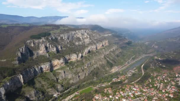 イスカル川と渓谷 バルカン山脈 ブルガリアのラカトニク岩の空中ビュー — ストック動画