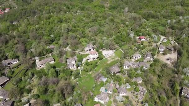 Vista Aérea Primavera Del Pueblo Bozhentsi Región Gabrovo Bulgaria — Vídeos de Stock