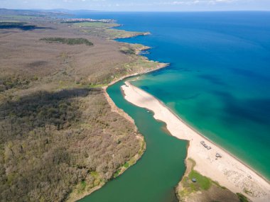 Bulgaristan 'ın Burgaz Bölgesi Sinemorets köyü, Veleka Nehri' nin ağzındaki sahil manzarası