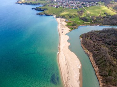 Bulgaristan 'ın Burgaz Bölgesi Sinemorets köyü, Veleka Nehri' nin ağzındaki sahil manzarası
