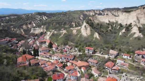 공중에서 역사적 불가리아의 블라고예 지역의 멜니크 — 비디오
