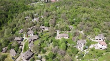 Bulgaristan 'ın Gabrovo bölgesinin Bozhentsi köyünün Aerial Spring manzarası