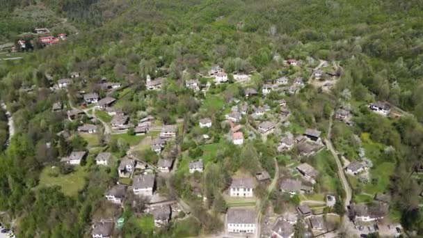 Αεροφωτογραφία Του Χωριού Bozhentsi Περιοχή Gabrovo Βουλγαρία — Αρχείο Βίντεο