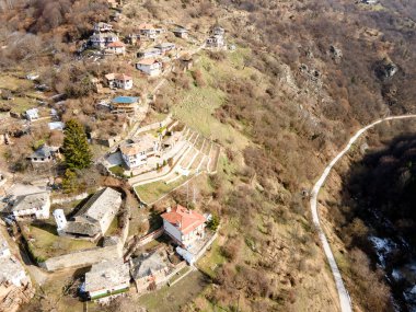 Otantik ondokuzuncu yüzyıl evleri, Filibe Bölgesi, Bulgaristan 'ın Otantik Kosova Köyü' nün havadan görünüşü
