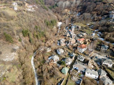 Otantik ondokuzuncu yüzyıl evleri, Filibe Bölgesi, Bulgaristan 'ın Otantik Kosova Köyü' nün havadan görünüşü