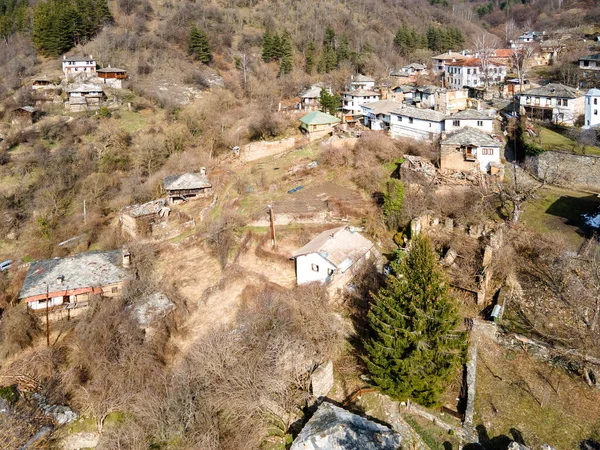 保加利亚普罗夫迪夫地区拥有19世纪真正住房的科索沃村庄的空中景观 — 图库照片