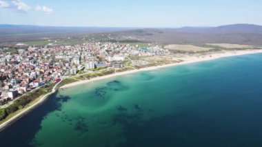 Bulgaristan 'ın Burgaz Bölgesi' nin Primorsko kentindeki kuzey plajının hava manzarası 