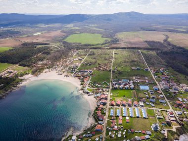 Bulgaristan 'ın Burgaz Bölgesi' nin Çarevo kasabası yakınlarındaki Arapya plajının hava manzarası