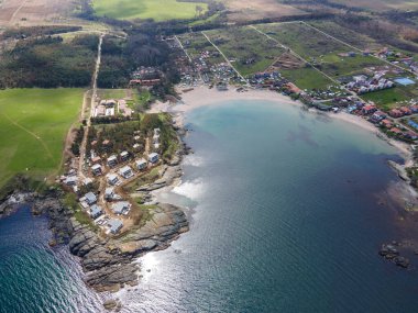 Bulgaristan 'ın Burgaz Bölgesi' nin Çarevo kasabası yakınlarındaki Arapya plajının hava manzarası
