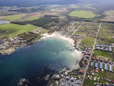 Bulgaristan 'ın Burgaz Bölgesi' nin Çarevo kasabası yakınlarındaki Arapya plajının hava manzarası