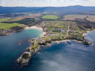 Bulgaristan 'ın Burgaz Bölgesi' nin Çarevo kasabası yakınlarındaki Arapya plajının hava manzarası