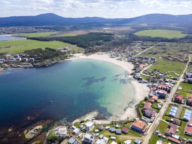 Bulgaristan 'ın Burgaz Bölgesi' nin Çarevo kasabası yakınlarındaki Arapya plajının hava manzarası