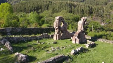 Bulgaristan 'ın Sofya Bölgesi' nin Pirdop kasabası yakınlarındaki erken Bizans Hıristiyan kilisesinin hava manzarası