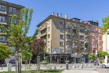 SOFYA, BULGARIA - 9 Mayıs 2021: Bulgaristan 'ın Sofya kentindeki Graf Ignatiev caddesinin panoramik manzarası