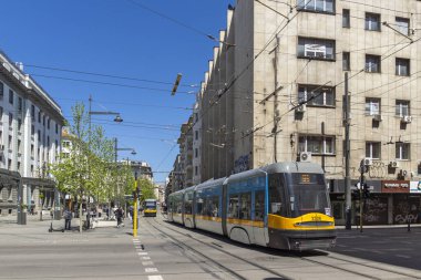 SOFYA, BULGARIA - 9 Mayıs 2021: Bulgaristan 'ın Sofya kentindeki Graf Ignatiev caddesinin panoramik manzarası