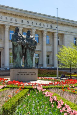 SOFYA, BULGARIA - 9 Mayıs 2021: Bulgaristan 'ın Sofya kentindeki Ulusal Kütüphane önünde Aziz Kiril ve Aziz Methodius anıtı