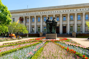 SOFYA, BULGARIA - 9 Mayıs 2021: Bulgaristan 'ın Sofya kentindeki Ulusal Kütüphane önünde Aziz Kiril ve Aziz Methodius anıtı