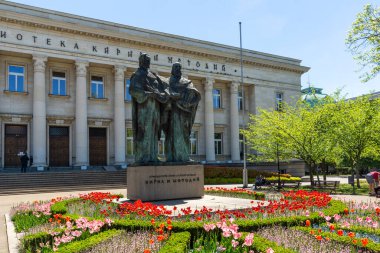 SOFYA, BULGARIA - 9 Mayıs 2021: Bulgaristan 'ın Sofya kentindeki Ulusal Kütüphane önünde Aziz Kiril ve Aziz Methodius anıtı