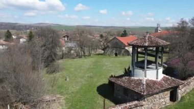 Bulgaristan 'ın Pernik Bölgesi' ndeki Egalnitsa köyündeki Aziz Simeon Stylites Kilisesi 'nin hava manzarası