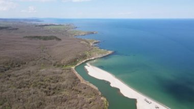 Bulgaristan 'ın Burgaz Bölgesi Sinemorets köyü, Veleka Nehri' nin ağzındaki sahil manzarası