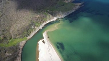 Bulgaristan 'ın Burgaz Bölgesi Sinemorets köyü, Veleka Nehri' nin ağzındaki sahil manzarası