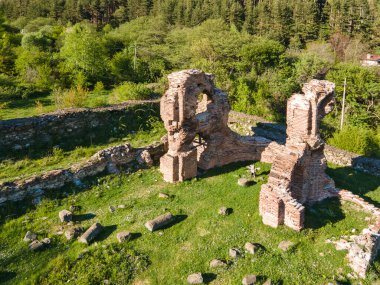 Bulgaristan 'ın Sofya Bölgesi' nin Pirdop kasabası yakınlarındaki erken Bizans Hıristiyan kilisesinin hava manzarası