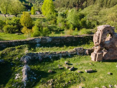 Bulgaristan 'ın Sofya Bölgesi' nin Pirdop kasabası yakınlarındaki erken Bizans Hıristiyan kilisesinin hava manzarası