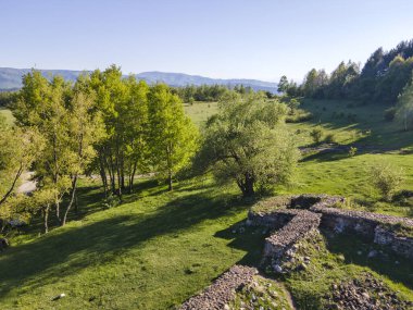 Bulgaristan 'ın Sofya Bölgesi' nin Pirdop kasabası yakınlarındaki erken Bizans Hıristiyan kilisesinin hava manzarası