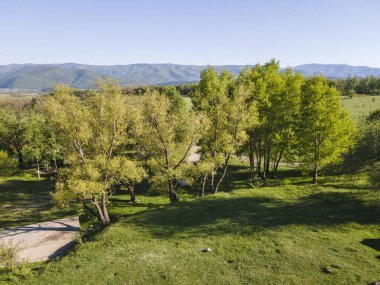 Bulgaristan 'ın Sofya Bölgesi' nin Pirdop kasabası yakınlarındaki erken Bizans Hıristiyan kilisesinin hava manzarası