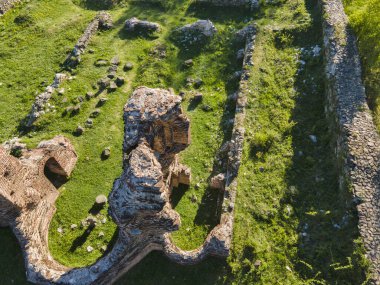 Bulgaristan 'ın Sofya Bölgesi' nin Pirdop kasabası yakınlarındaki erken Bizans Hıristiyan kilisesinin hava manzarası