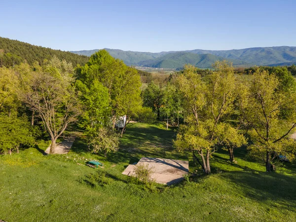 Bulgaristan 'ın Sofya Bölgesi' nin Pirdop kasabası yakınlarındaki erken Bizans Hıristiyan kilisesinin hava manzarası