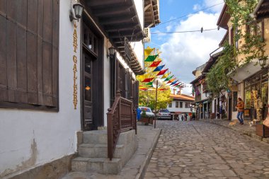 VELIKO TARNOVO, BULGARIA - NOVEMBER 1, 2020: Bulgaristan 'ın Veliko Tarnovo kentindeki Samovodska Charshia ilçesindeki eski evler