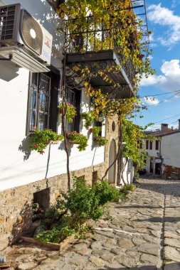 VELIKO TARNOVO, BULGARIA - NOVEMBER 1, 2020: Bulgaristan 'ın Veliko Tarnovo kentindeki Samovodska Charshia ilçesindeki eski evler
