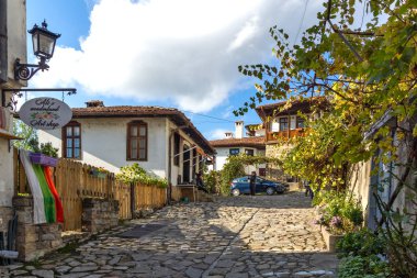 VELIKO TARNOVO, BULGARIA - NOVEMBER 1, 2020: Bulgaristan 'ın Veliko Tarnovo kentindeki Samovodska Charshia ilçesindeki eski evler