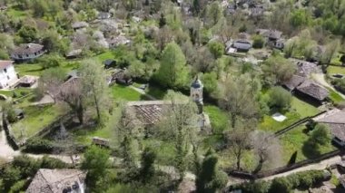 Bulgaristan 'ın Gabrovo bölgesinin Bozhentsi köyünün Aerial Spring manzarası