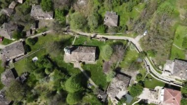 Bulgaristan 'ın Gabrovo bölgesinin Bozhentsi köyünün Aerial Spring manzarası