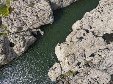 Bulgaristan 'ın Studen Kladenets Barajı' nın altındaki Şeytan Dere (Şeytan Nehri) Kanyonu 'nun havadan görünüşü