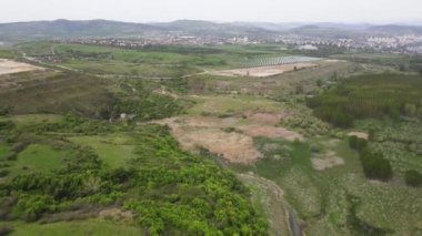 Bulgaristan 'ın Kardzhali kenti yakınlarındaki Studen Kladenets rezervuarının güney sahilindeki antik Vishegrad Kalesi' nin havadan görünüşü